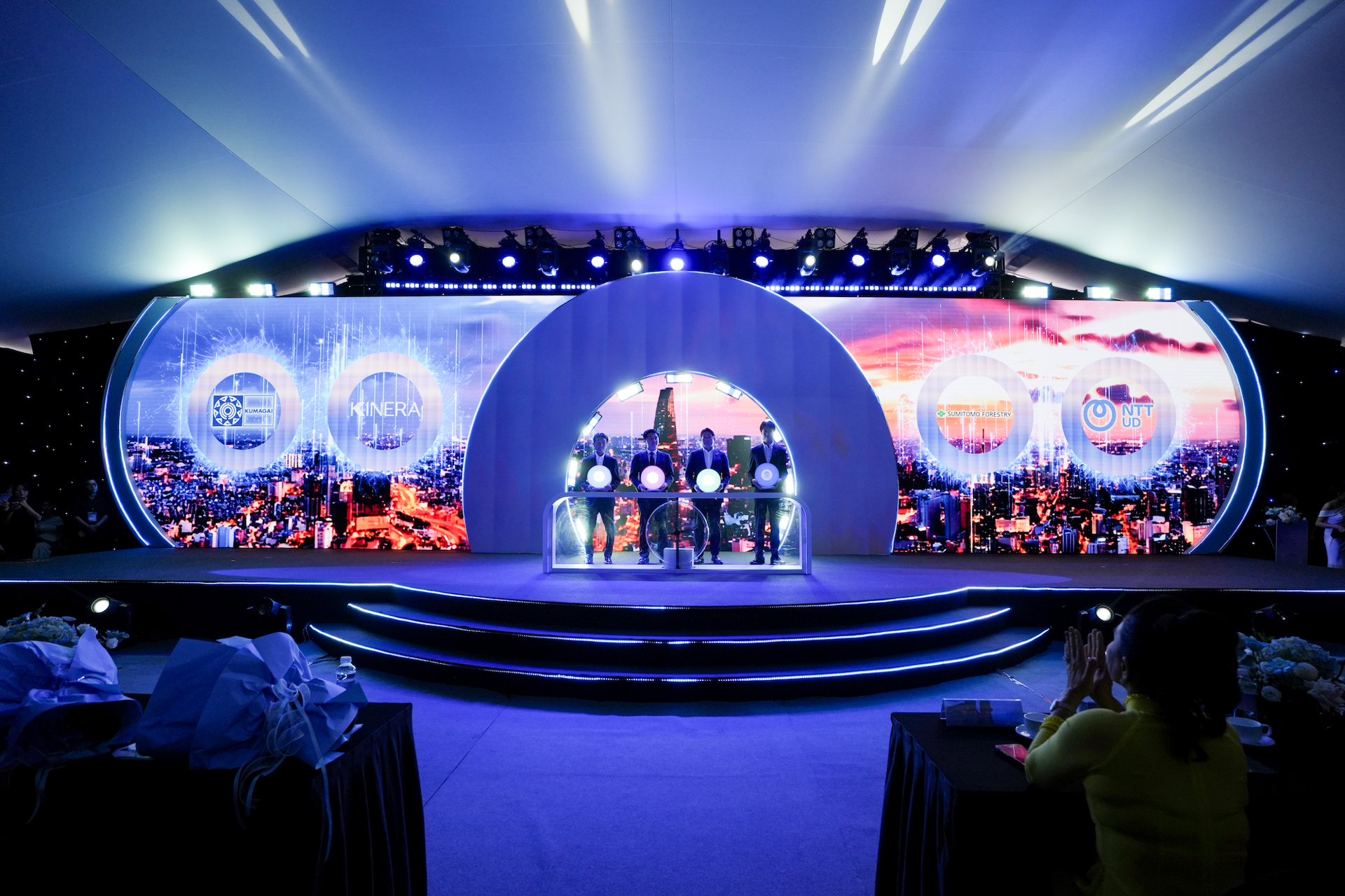 KINERA cùng các đối tác thực hiện nghi lễ.